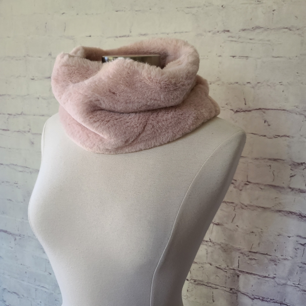 NWT Banana Republic Factory Blush Pink Imitation Fur Circle Scarf Cowl